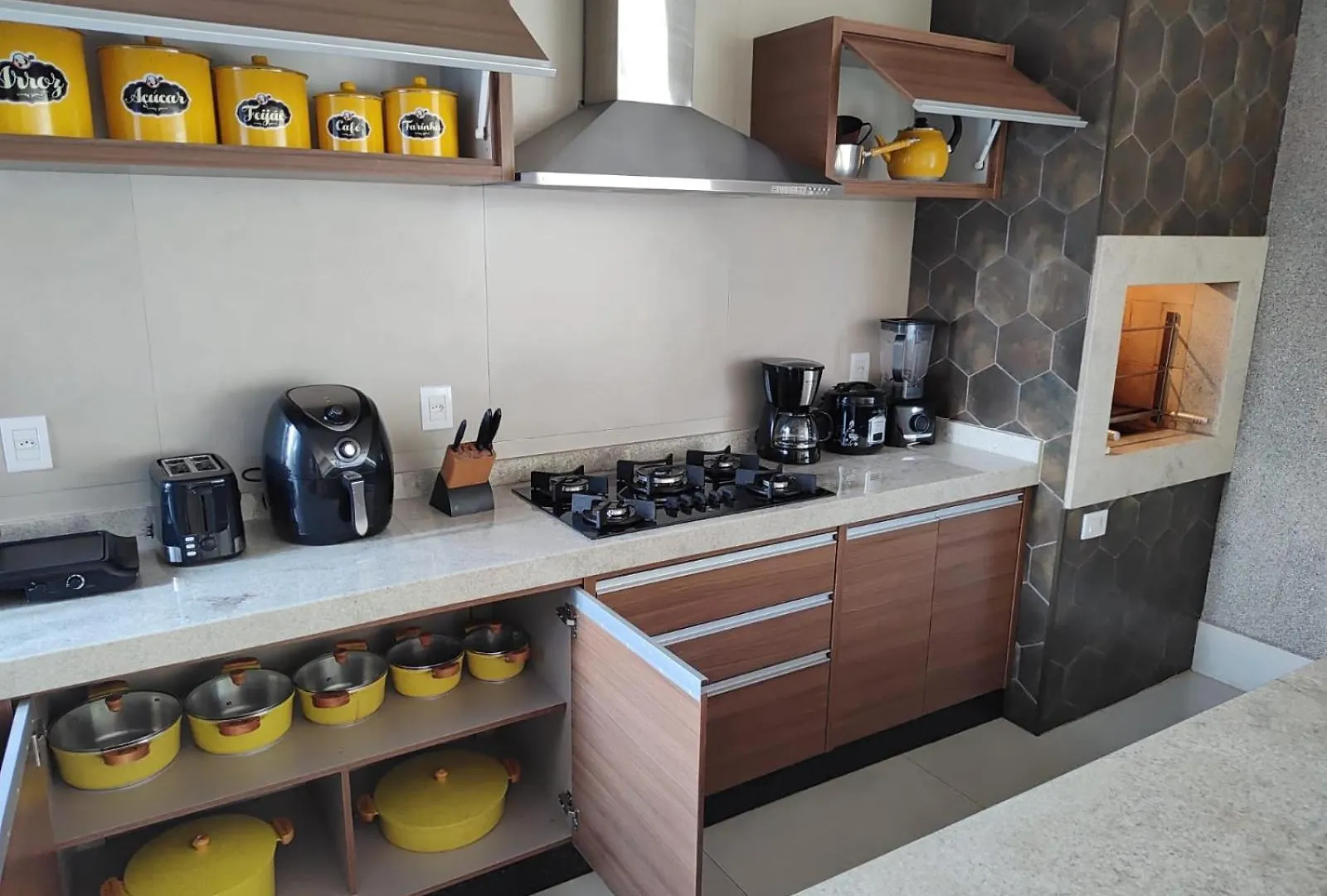Casa Alto Padrao Em Bairro Nobre De Caldas Novas Com Piscina Quente E Sala De Jogos